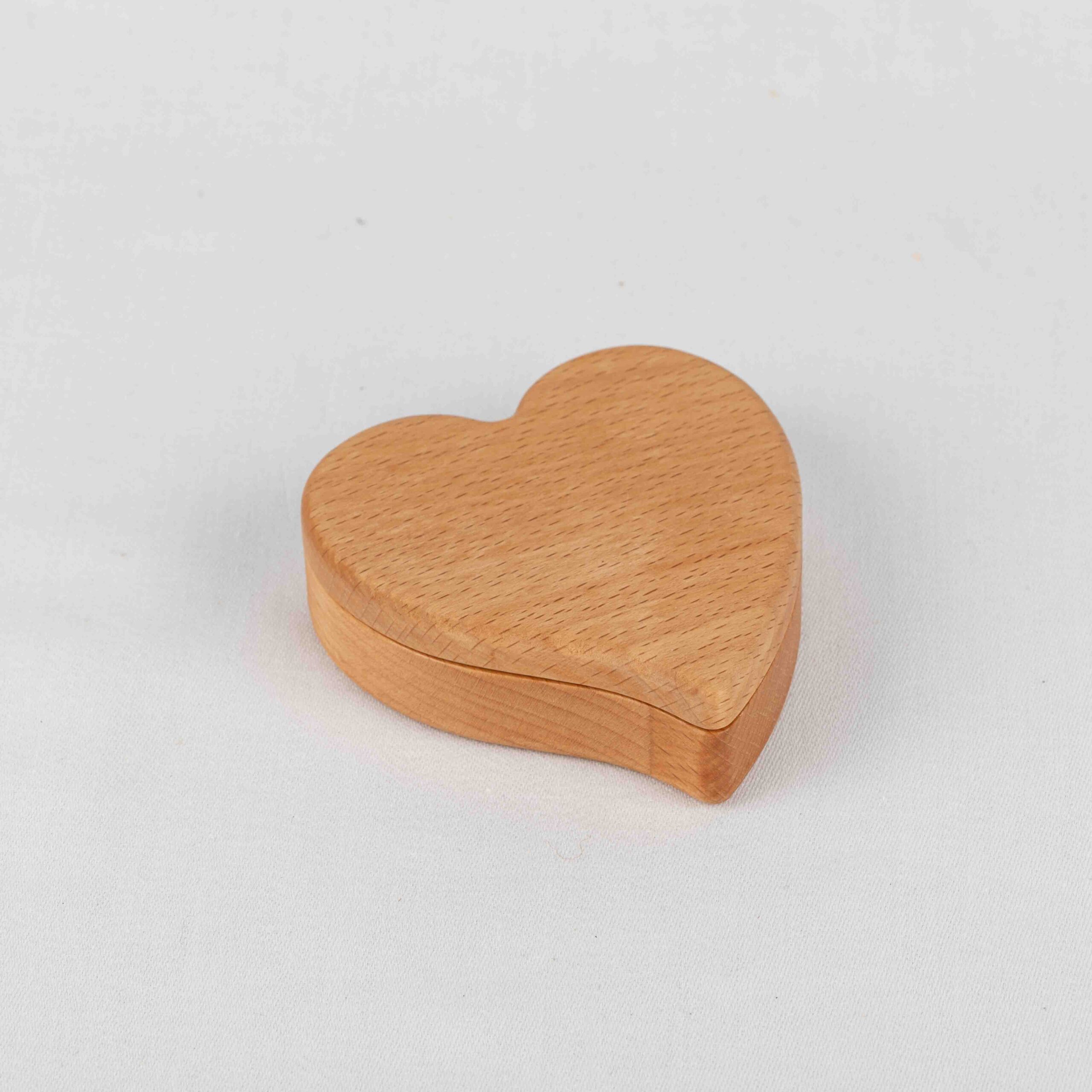 Holzdose herzförmig